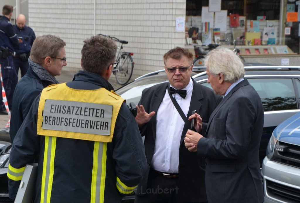Attentat auf Fr Reker Koeln Braunsfeld Aachenerstr Wochenmarkt P43.JPG - Miklos Laubert